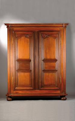 Barockschrank, Lothringen um 1760/70, Eiche massiv, Gesims mit Hohlkehlem vielfach getreppt u. profiliert, Ecken abgerundet u. kanneliert, 2-türig, ...