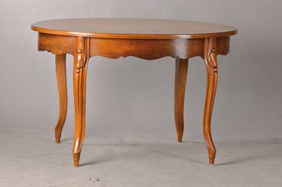 Ausziehtisch, um 1900, Nussbaum, geschweifte Zarge und Beine, mit aus dem Vollholz geschnitzten Zierelementen, Einlegeböden und Stützbein ...