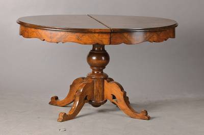 Ovaler Ausziehtisch, um 1870, Nußbaum, Louis-Philippe, wuchtige Balustersäule mit geschweift gekröpftem Vierfuß, Zarge ebenfalls geschweift ...