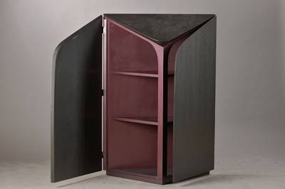 Objekt/Schrank, Design Emanuel Hook, geb. 1952 Altrip, Esche lackiert in schwarz und aubergine, dreieckiger Grundriß, zweitürig, ca. 125x86x44cm