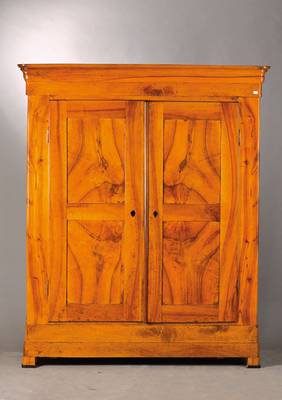 Biedermeierschrank, Baden um 1820/25, Nussbaum massiv, Kyma-Gesims im Giebel, Türen u. Seiten je doppelt kassettiert, halbrundstabförmige ...