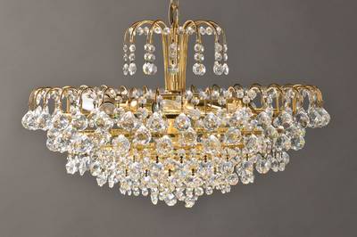Deckenlüster, sog. Kaiserlampe, um 1965, 7- stufig mit reichem facettierten Kristallglasbehang, 8 Brennstellen, Elektrifizierung nicht geprüft, H. ...