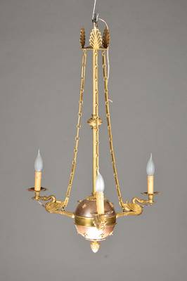 Deckenlampe, Frankreich, 1.H.20.Jh., Empire-Stil, Messing, 3 Brennstellen als Schwäne ausgearbeitet, stiltypische Empire-Elemente wie Palmetten u. ...