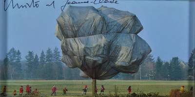 Christo und Jeanne-Claude, Konvolut aus zwei Farboffsets, je handsigniert, im Auftrag der Fondation Beyeler, je ca. 11,5x22,5 cm, unter Glas gerahmt
