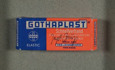 Joseph Beuys, 1921-1986, Gothaplast Schnellverband, handsigniert, ca. 11 cm, unter Glas gerahmt