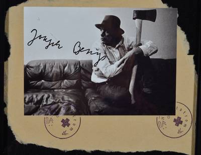 Joseph Beuys, 1921-1986, s/w-Fotografie von Beuys, handsigniert, zwei Hauptstrom- Stempel, ca. 13.5 x 15 cm, unter Glas gerahmt