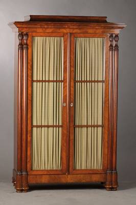 Vitrine, deutsch um 1850, Mahagonifurnier, Kopf vielfach unterschiedlich profiliert, seitl. je Halb- u. 3/4-Säule mit Akanthusblattverzierungen, ...