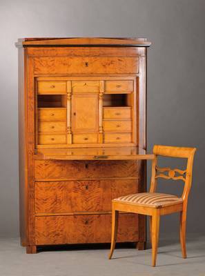 Standsekretär und Stuhl, Sachsen um 1830, geflammtes Birkefurnier, 4-schübig, reiches Innenleben, Schreibplatte mit verkröpfter Kassettenfüllung, ...