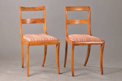 4 Biedermeierstühle, deutsch um 1820/30, Nussbaum massiv, säbelförmig ausladende Beine, ein Stuhl mit sek. Befestigung, guter Zustand, ca. ...