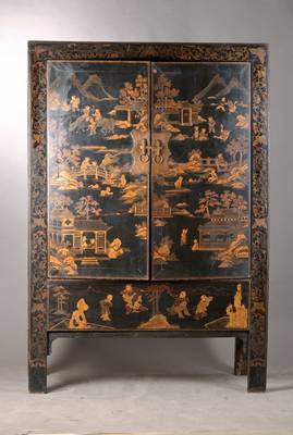 Schrank, China, 2. Hälfte 19. Jh., Holz mit Schwarzlack und Goldmalerei, 2-türig, detailreiche Chinoserie, Seiten 3- fach kassettiert, ...