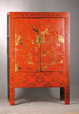 Schrank, China, Ende 19. Jh., Holz mit Rotlack und Goldmalerei, 2-türig, detailreiche Chinoserie, komplette Rahmenkonstruktion auf Stollen, Innen ...