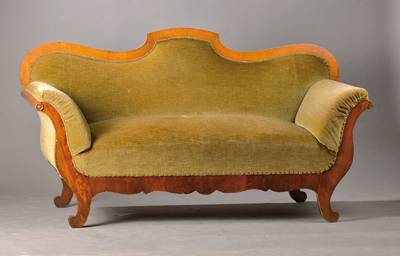 Sofa, Biedermeier, deutsch um 1830/45, grüner Bezugstoff, Nussbaum u. Buche, üppig gepolstert, orig. Federung, rest., rechte Volutenverzierung ...