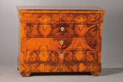 vierschübige Kommode, süddeutsch/ Schweiz, um 1810-15, Korpus Weichholz, Wurzelnussfurnier, doppel und vierfach gespiegelt, schönes lebendiges ...