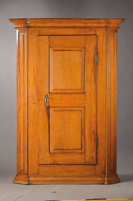 Barockschrank, wohl Hessen um 1830, Eiche massiv, Ecken abgeflacht u. hervorstehend, Giebel getreppt mit unterschiedlichen Rundstabprofilen, Fuß ...