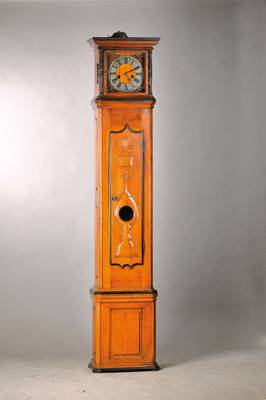 Standuhr, deutsch, um 1820, Gehäuse Kirschbaum, sog. westfälischer Uhrenkopf mit späterem Unterbau,verziertes Holzgehäuse, Schnitzarbeiten auf ...