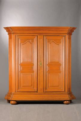 Barockschrank, wohl Kurpfalz um 1770/80, ausladender Giebel mit abgerundet verkröpften Ecken, aufwendig profiliert u.a. mit Kyma- u Wulstprofilen ...