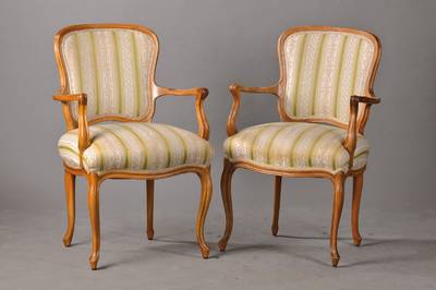 Paar Fauteuils, um 1900, Nussbaum massiv, sparsame geriefte Verzierungen, Polster und Bezug in gutem Zustand, ca. 92x56x53 cm, Sh. ca. 53 cm, St. ca. ...