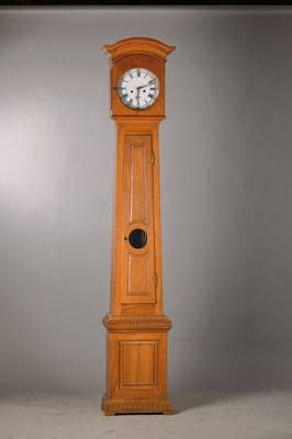 Standuhr, deutsch, um 1830/40, Gehäuse Nußbaum, 3 teilig, Wurmbefall, gebogener Abschlußkranz sek., Rückwand oben fehlt, Fayencezifferblatt ...