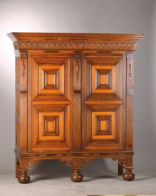 sog. Schapp-Schrank, Holland, 20.Jh., Eiche massiv, weit ausladender Giebel, dieser unterschiedlichst profiliert, Front stiltypisch zweigeschossig, ...