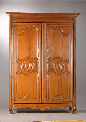 Barockschrank, Lothringen um 1770-1830, Eiche massiv, Kopf mit elliptischer Kassette, Türen je mit geschweiften u. geometrisierenden Füllungen, ...