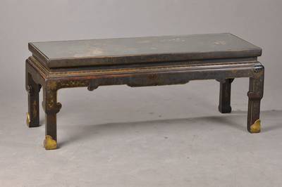Tischchen, China, 20.Jh., Holz schwarz gelackt mit goldfarbenen Malereien, asiatische Szenerie in Speckstein unter Glasplatte, ca. 47x113x45 cm, ...