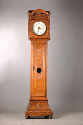 Standuhr,wohl flämisch, um 1800, Eichengehäuse, 2 geteilt, reich mit Flachschnitzarbeiten, oben drei verglaste Türen, Glaszifferblatt, ...