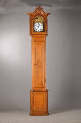 Standuhr, Frankreich um 1850/60, reich verziertes u. geschnitztes Eichengehäuse, abgeschrägte Ecken, Abschluß mit Voluten - u. Blattschnitzwerk, ...