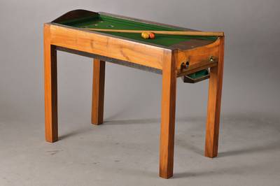 Kinderbillardtisch, Frankreich für den deutschen Markt, um 1920/25, Gestell in Nussbaum massiv, Platte abnehmbar, darunter Spielfäche mit grünem ...