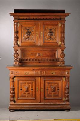Aufsatzbuffet, deutsch um 1880/90, Eiche massiv, architektonisch gegliedert, Aufsatz miLöwenmaskaronen in den Türfüllungen, seitl. ...