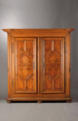 Barockschrank, Elsaß/Südpfalz um 1780/90, Eiche, Nussbaum, Pflaume und Ahorn, auf Rahmengearbeitet, Nussbaumfurnier z.T. doppelt gespiegelt ...