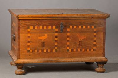 Finkentruhe, wohl Schwalm um 1820, Eiche massiv, Stern- u. Finkenintarsien in Kirsch u. Pflaume, Beilade mit Geheimfach, orig. Schnappschloss u. ...