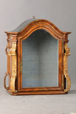 Hängeschränkchen, wohl Mainz um 1750/60, ehemals wohl Gehäusekopf einer Standuhr, Nussbaumfurnier z.T. vielfach gespiegelt verlegt, alte ...