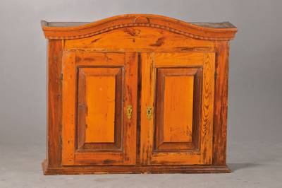 Schränkchen, 18.Jh., Weichholz, geschweifter Kopf mit Zahnfries, 2-türig mit Kassetten, altersbedingter Zustand, ca. 85x101x26 cm