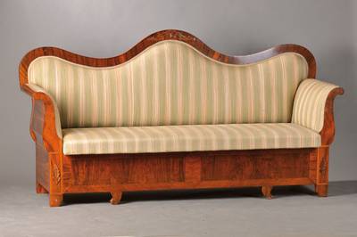 Sofa, Dänemark um 1850/60, Mahagoni- u. Wurzelnussfurnier auf Weichholzkorpus, 3-fach geschweift, aufgelegte Schnitzereien, ausziehbar, guter ...