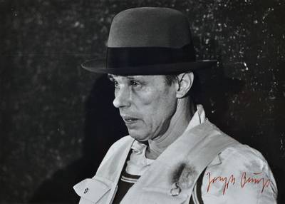 Joseph Beuys, 1921-1986, Werner Krüger, geb. 1917, Fotografie von Joseph Beuys, Silbergelatineabzug, handsigniert von Beuys, rückseitig nummeriert ...