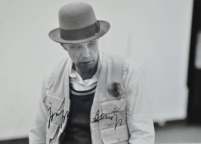 Joseph Beuys, 1921-1986, Werner Krüger, geb. 1917, Fotografie von Joseph Beuys, Silbergelatineabzug, handsigniert von Beuys, nummeriert 30/36, WVZ ...