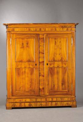 Biedermeierschrank, Bodenseeraum, um 1820/30, Nußbaum massiv und furniert, kassettiert, innen mit neuer Einteilung: Hutablage mit 2 Einlegeböden, ...