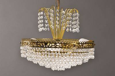 Deckenlampe, 1950er Jahre, Messingmontur mit reichem facettiertem Glasperlenbehang, sechs Brennstellen, H. ca. 80cm, D. ca. 36cm