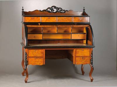 großes Zylinderbureau, um 1860, Nussbaum- bzw. Wurzelnussfurnier gespiegelt verlegt, asymmetrische geschwärzte Rocaillen in der Galerie, 4 ...