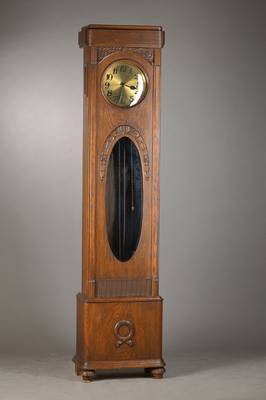 Standuhr, Jugendstil, Eiche/Furnier, deutsch, um 1920/30, Holzgehäuse im Stil der Zeit, mit Schnitzarbeiten,z.T. facettiert verglast, Holzlünette ...