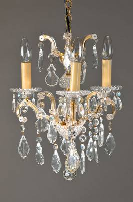 kleiner Deckenleuchter, wohl Böhmen, 2.H.20.Jh., Messinggestell mit 3-fach verziertem Kugelglasschaft, 9 Ausleger mit reichem Behang, 3 ...