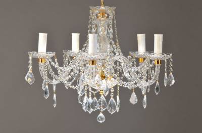 venezianischer Kristalllüster, Murano, 40/50er Jahre, im Maria Theresia-Stil, fünf mundgeblasene Glasarme mit feinem Kristallbehang in ...