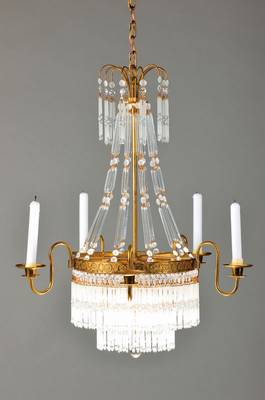 Deckenlüster im klassizistischen Stil, Frankreich, Anfang 20er Jahre, an Rundstab abgehängter mit Zierfries ornamentierter Messingreif, komplett ...