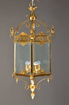Laterne, wohl deutsch um 1960, nach Vorbild von 1760, massives Messing, 4-seitig facettiert verglast, Akanthusblatt- u. Fialendekor, Zapfenabschluss, ...