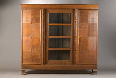Bücherschrank,- vitrine, deutsch um 1925/30, Eiche massiv z.T. gespiegelt verlegt mit aufgesetzten sternförmigen Appliken, mittig verglast, auf ...