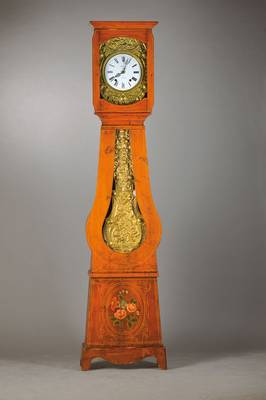 Standuhr, Frankreich um 1880, floral bemaltes Holzgehäuse in sog. Violinform, Spannungsrissig, Reste alten Wurmbefalls, Comtoise mit geprägter ...