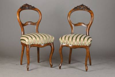 Paar Stühle, Louis-Philippe um 1850/70, Nussbaum massiv, ballonrückenförmige Lehne mit Akanthusblattbekrönung, neu bepolstert u. bezogen, guter ...