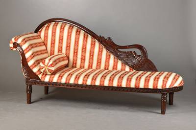 Chaiselongue, nach englischen Vorbild von 1835/40, Korpus Tropenholz, auf Mahagoni gebeizt, starker klassizistischer Anschlag mitAnspielung auf ...