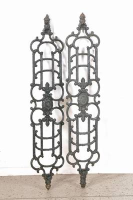 6 Elemente u. Mittelstück eines Treppengeländers, deutsch um 1880, Eisenguß, sehr dekoratives Gitterwerk mit Mittelkartusche u. ...