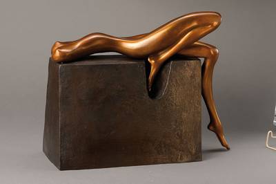 Bruno Bruni, geb. 1935 Gradara, La Sdraiata, Bronzeskulptur, signiert und nummeriert 78/99, Venturi Arte Stempel, H. gesamt ca. 37 cm, L. ca. 47 cm